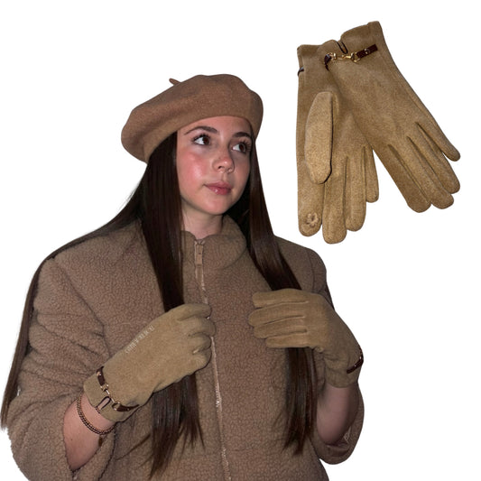 A studio portrait overlay layout featuring a model showcasing a matching high-fashion winter accessories collection against a plain white background, wearing an elegant light brown wool beret hat paired with premium soft-touch winter gloves detailed with gold-buckled wrist straps, while an isolated flat-lay graphic of the camel brown gloves floats in the top right corner.